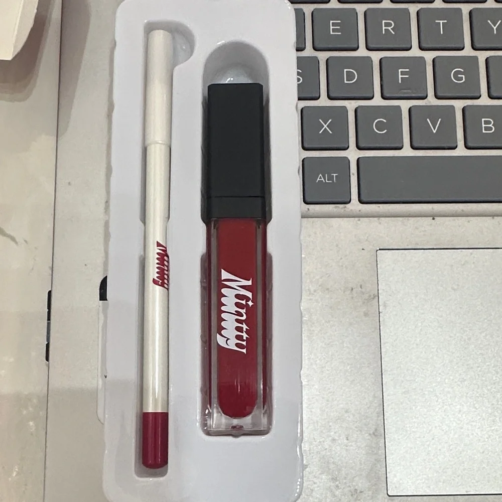 NIP Mintty Make-Up Treatmintt Lip Duo in Red Brick Rebellion